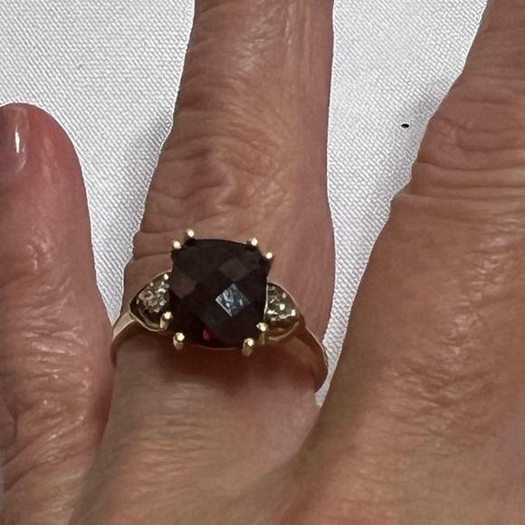 10K YELLOW GOLD GARNET AND DIAMOND RING - Picture 8 of 16